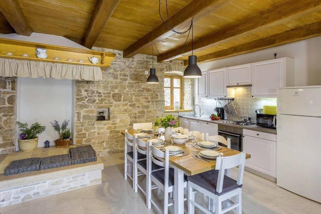 Вилла House Kristina **** Burici Экстерьер фото